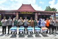 Foto: Kapolda Jatim Irjen Pol. Nanang Avianto bersama Forkopimda Sumenep meninjau Pos Pelayanan Operasi Ketupat Semeru 2025, Selasa (8/4/2025).