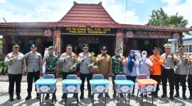 Foto: Kapolda Jatim Irjen Pol. Nanang Avianto bersama Forkopimda Sumenep meninjau Pos Pelayanan Operasi Ketupat Semeru 2025, Selasa (8/4/2025).