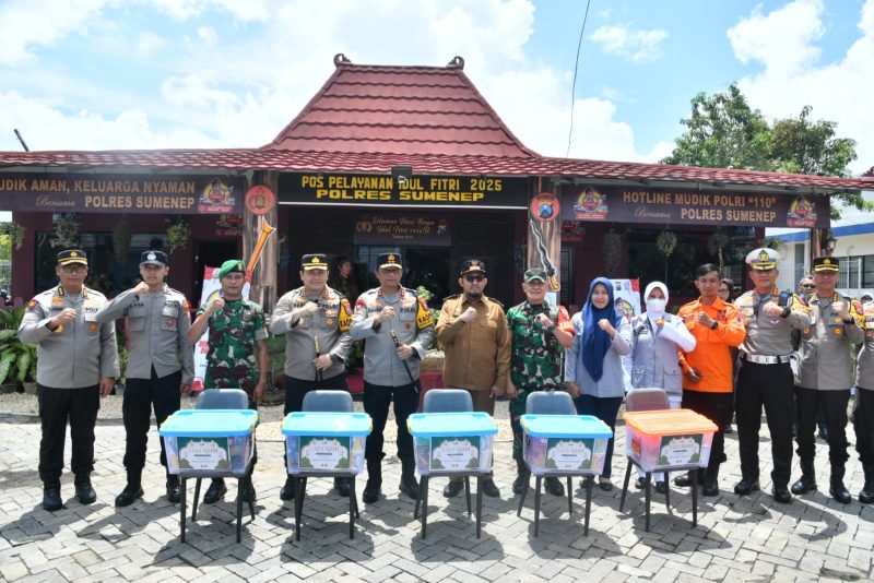 Foto: Kapolda Jatim Irjen Pol. Nanang Avianto bersama Forkopimda Sumenep meninjau Pos Pelayanan Operasi Ketupat Semeru 2025, Selasa (8/4/2025).