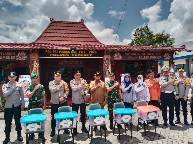 Foto: Kapolda Jatim Irjen Pol. Nanang Avianto bersama Forkopimda Sumenep meninjau Pos Pelayanan Operasi Ketupat Semeru 2025, Selasa (8/4/2025).