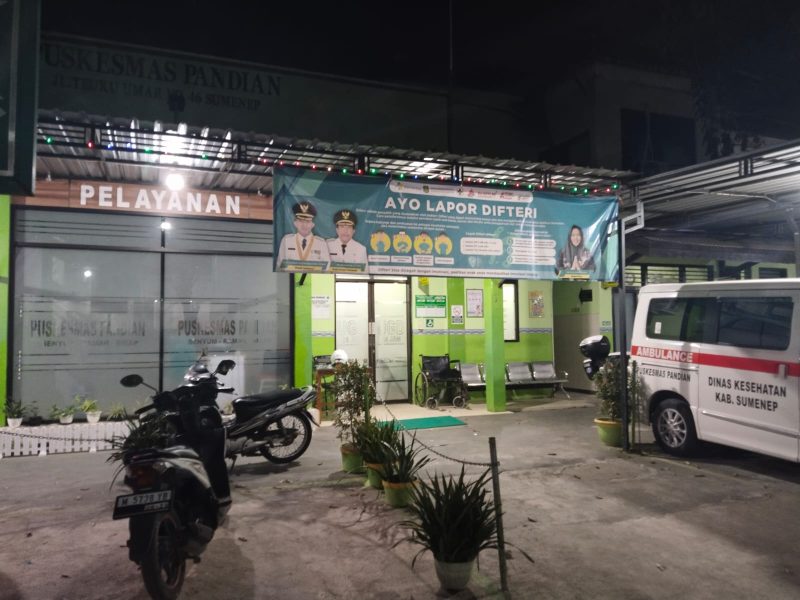 Foto: Tampak depan Puskesmas Pandian, Kecamatan Kota Sumenep, Kabupaten Sumenep, pada malam hari.
