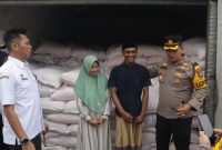 Foto: Kapolres Sumenep AKBP Henri Noveri Santoso meninjau langsung stok pupuk bersubsidi di Kios Makmur, Dusun Polay, Desa Gilang, Kecamatan Bluto, didampingi pemilik kios dan pejabat terkait, Jumat (11/4).