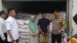 Foto: Kapolres Sumenep AKBP Henri Noveri Santoso meninjau langsung stok pupuk bersubsidi di Kios Makmur, Dusun Polay, Desa Gilang, Kecamatan Bluto, didampingi pemilik kios dan pejabat terkait, Jumat (11/4).