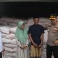 Foto: Kapolres Sumenep AKBP Henri Noveri Santoso meninjau langsung stok pupuk bersubsidi di Kios Makmur, Dusun Polay, Desa Gilang, Kecamatan Bluto, didampingi pemilik kios dan pejabat terkait, Jumat (11/4).