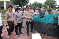 Foto: Kapolres Sumenep AKBP Henri Noveri Santoso saat memanen ikan lele hasil budidaya di lingkungan Mapolres Sumenep sebagai bagian dari program ketahanan pangan.