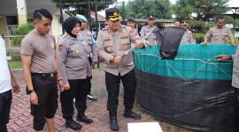 Foto: Kapolres Sumenep AKBP Henri Noveri Santoso saat memanen ikan lele hasil budidaya di lingkungan Mapolres Sumenep sebagai bagian dari program ketahanan pangan.