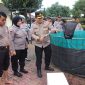 Foto: Kapolres Sumenep AKBP Henri Noveri Santoso saat memanen ikan lele hasil budidaya di lingkungan Mapolres Sumenep sebagai bagian dari program ketahanan pangan.