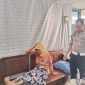 Foto: Bripka Muhammad Luthfi, anggota Tim Elang Satlantas Polres Sumenep, saat mengevakuasi warga yang pingsan di perempatan Jl. Trunojoyo, Rabu (16/4/2025) pagi. 