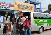 Foto: Petugas Satlantas Polres Sumenep bersama tim medis RSUD dr. H. Moh. Anwar mengevakuasi warga yang pingsan ke dalam ambulans di Pos Terpadu Trunojoyo, Rabu (16/4/2025).