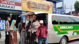 Foto: Petugas Satlantas Polres Sumenep bersama tim medis RSUD dr. H. Moh. Anwar mengevakuasi warga yang pingsan ke dalam ambulans di Pos Terpadu Trunojoyo, Rabu (16/4/2025).