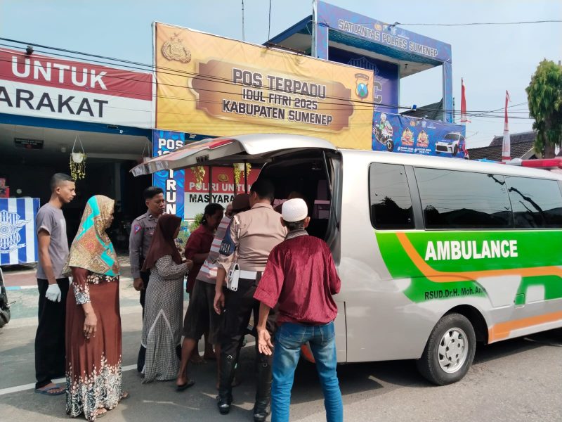 Foto: Petugas Satlantas Polres Sumenep bersama tim medis RSUD dr. H. Moh. Anwar mengevakuasi warga yang pingsan ke dalam ambulans di Pos Terpadu Trunojoyo, Rabu (16/4/2025).