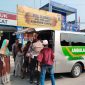 Foto: Petugas Satlantas Polres Sumenep bersama tim medis RSUD dr. H. Moh. Anwar mengevakuasi warga yang pingsan ke dalam ambulans di Pos Terpadu Trunojoyo, Rabu (16/4/2025).