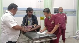 Foto: Tim medis RSD dr. H. Moh. Anwar Sumenep saat melakukan pemeriksaan terhadap nelayan asal Nonggunong yang selamat dari kecelakaan laut di perairan Sepudi.
