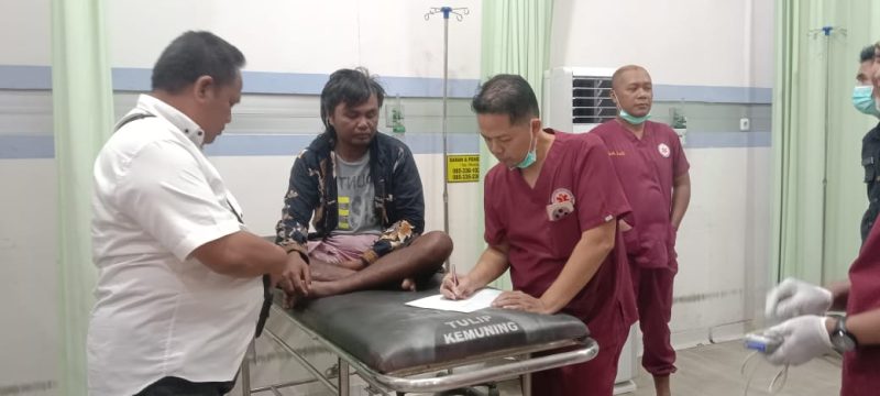 Foto: Tim medis RSD dr. H. Moh. Anwar Sumenep saat melakukan pemeriksaan terhadap nelayan asal Nonggunong yang selamat dari kecelakaan laut di perairan Sepudi.
