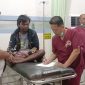 Foto: Tim medis RSD dr. H. Moh. Anwar Sumenep saat melakukan pemeriksaan terhadap nelayan asal Nonggunong yang selamat dari kecelakaan laut di perairan Sepudi.
