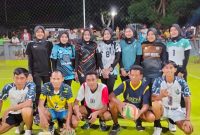 Foto: Para pemain PBV Wisata Agung berfoto bersama usai laga persahabatan melawan PBV Piramida di lapangan bola voli Desa Lombang, Kecamatan Batang-Batang, Sumenep, pada Sabtu malam, 19 April 2025.
