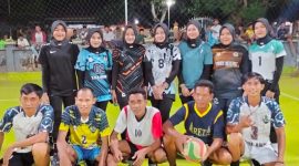 Foto: Para pemain PBV Wisata Agung berfoto bersama usai laga persahabatan melawan PBV Piramida di lapangan bola voli Desa Lombang, Kecamatan Batang-Batang, Sumenep, pada Sabtu malam, 19 April 2025.
