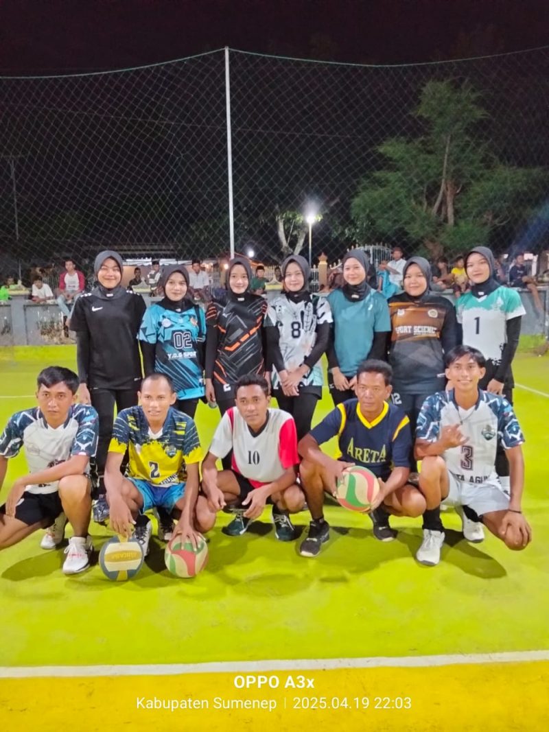 Foto: Para pemain PBV Wisata Agung berfoto bersama usai laga persahabatan melawan PBV Piramida di lapangan bola voli Desa Lombang, Kecamatan Batang-Batang, Sumenep, pada Sabtu malam, 19 April 2025.
