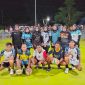 Foto: Para pemain PBV Wisata Agung berfoto bersama usai laga persahabatan melawan PBV Piramida di lapangan bola voli Desa Lombang, Kecamatan Batang-Batang, Sumenep, pada Sabtu malam, 19 April 2025.
