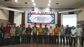 Foto: Kepala SMAN 1 Sumenep, Drs. Rafiudin, M.Pd, bersama para kepala SMP dan perwakilan desa se-Kabupaten Sumenep saat kegiatan sosialisasi Sistem Penerimaan Murid Baru (SPMB) Tahun Ajaran 2025–2026 di Said Abdullah Hall, Kamis (24/4/2025).