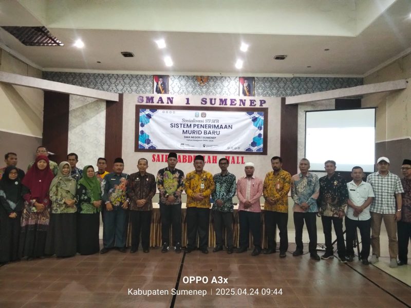 Foto: Kepala SMAN 1 Sumenep, Drs. Rafiudin, M.Pd, bersama para kepala SMP dan perwakilan desa se-Kabupaten Sumenep saat kegiatan sosialisasi Sistem Penerimaan Murid Baru (SPMB) Tahun Ajaran 2025–2026 di Said Abdullah Hall, Kamis (24/4/2025).