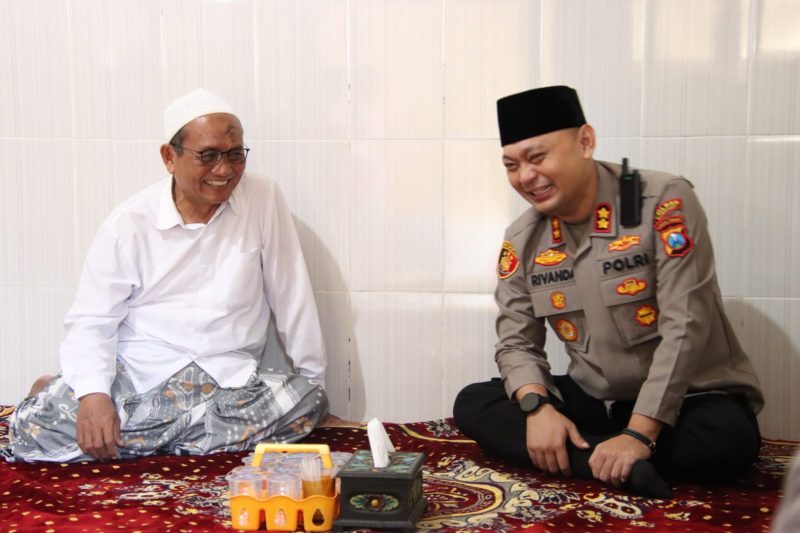 Foto: Kapolres Sumenep AKBP Rivanda S.I.K. bersilaturahmi dengan Ketua PCNU Sumenep KH. A. Panji Taufik di Guluk-Guluk, Senin (28/4/2025).