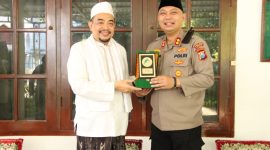 Foto: Kapolres Sumenep AKBP Rivanda, S.I.K., menerima cendera mata dari Pengasuh Ponpes Al-Amien Prenduan, KH. Dr. Ahmad Fauzi Tijani, M.A., saat silaturahmi di kediaman pengasuh, Selasa (29/4/2025).
