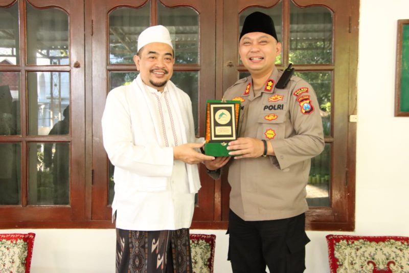 Foto: Kapolres Sumenep AKBP Rivanda, S.I.K., menerima cendera mata dari Pengasuh Ponpes Al-Amien Prenduan, KH. Dr. Ahmad Fauzi Tijani, M.A., saat silaturahmi di kediaman pengasuh, Selasa (29/4/2025).
