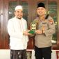Foto: Kapolres Sumenep AKBP Rivanda, S.I.K., menerima cendera mata dari Pengasuh Ponpes Al-Amien Prenduan, KH. Dr. Ahmad Fauzi Tijani, M.A., saat silaturahmi di kediaman pengasuh, Selasa (29/4/2025).
