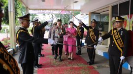 Foto: Tradisi Pedang Pora mengiringi penyambutan Kapolres Sumenep yang baru, AKBP Rivanda, S.I.K., bersama Ketua Bhayangkari Cabang Sumenep saat memasuki Mapolres Sumenep, Selasa (15/4/2025).