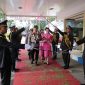 Foto: Tradisi Pedang Pora mengiringi penyambutan Kapolres Sumenep yang baru, AKBP Rivanda, S.I.K., bersama Ketua Bhayangkari Cabang Sumenep saat memasuki Mapolres Sumenep, Selasa (15/4/2025).