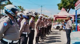Foto: Personel Tim Elang Satlantas Polres Sumenep mengikuti apel siaga dalam rangka pengamanan Hari Buruh Internasional (May Day) 2025 di depan Pos 12.0 Trunojoyo, Kamis (1/5).