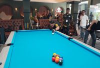 Foto: Atlet biliar nasional Rudy Sawhung melakukan break shot dalam MBS Billiard Tournament di Sumenep, Sabtu (3/5/2025).