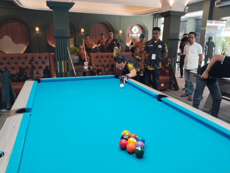 Foto: Atlet biliar nasional Rudy Sawhung melakukan break shot dalam MBS Billiard Tournament di Sumenep, Sabtu (3/5/2025).