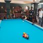 Foto: Atlet biliar nasional Rudy Sawhung melakukan break shot dalam MBS Billiard Tournament di Sumenep, Sabtu (3/5/2025).