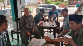 Foto: Ketua DPRD Sumenep H. Zainal Arifin, SH. berdialog santai bersama pedagang sapi asal Rubaru saat bersantap di warung makan kawasan Gedungan, Kecamatan Batuan, Selasa (6/5/2025).