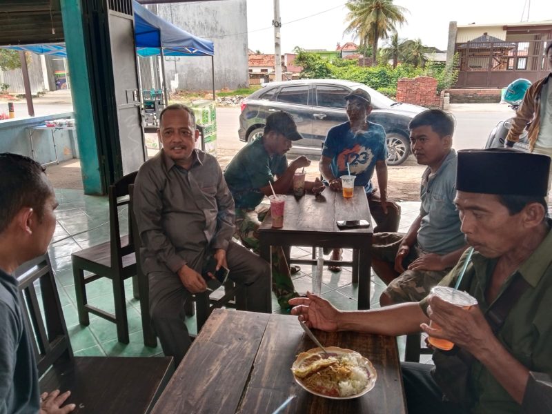 Foto: Ketua DPRD Sumenep H. Zainal Arifin, SH. berdialog santai bersama pedagang sapi asal Rubaru saat bersantap di warung makan kawasan Gedungan, Kecamatan Batuan, Selasa (6/5/2025).