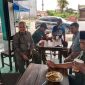 Foto: Ketua DPRD Sumenep H. Zainal Arifin, SH. berdialog santai bersama pedagang sapi asal Rubaru saat bersantap di warung makan kawasan Gedungan, Kecamatan Batuan, Selasa (6/5/2025).