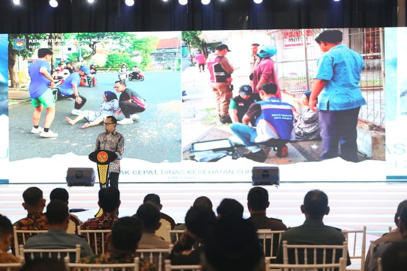 Foto: Wakil Menteri Dalam Negeri Republik Indonesia (Wamendagri RI), Bima Arya Sugiarto, Puji Kecepatan Tim Gerak Cepat Pemkot Surabaya.