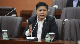 Foto: Anggota Komisi I DPR RI Fraksi PKB, Oleh Soleh, saat menyampaikan pandangannya dalam rapat kerja di kompleks parlemen, Jakarta.