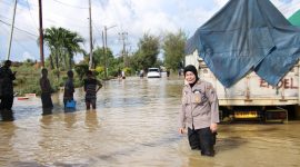 Foto: Kasi Humas Polres Sumenep, AKP Widiarti, berada di lokasi banjir di Jalan Raya Sumenep–Pamekasan saat memantau langsung evakuasi dan pengalihan arus lalu lintas, Rabu (14/5/2025).
