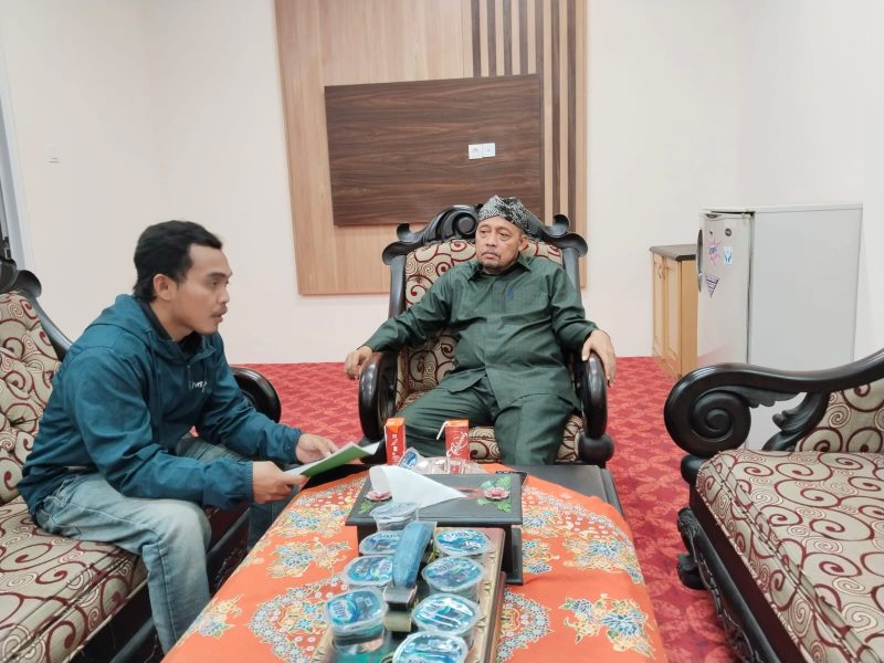 Foto: Ketua DPRD Sumenep H. Zainal Arifin, SH. menerima kunjungan Toipul, mahasiswa Unisma Malang sekaligus panitia Rakornas Cakrawala Indonesia Bangkit, di ruang kerjanya, Senin (19/5/2025).