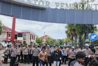 Foto: Aparat kepolisian berjaga ketat di depan Kantor Pemerintah Kabupaten Sumenep saat aksi demonstrasi Aliansi Mahasiswa Sumenep, Senin (19/5/2025).