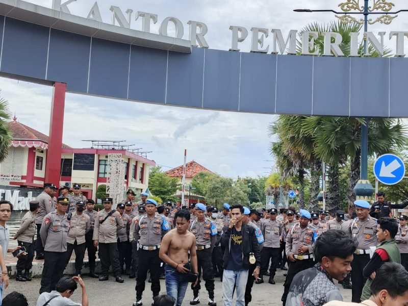 Foto: Aparat kepolisian berjaga ketat di depan Kantor Pemerintah Kabupaten Sumenep saat aksi demonstrasi Aliansi Mahasiswa Sumenep, Senin (19/5/2025).