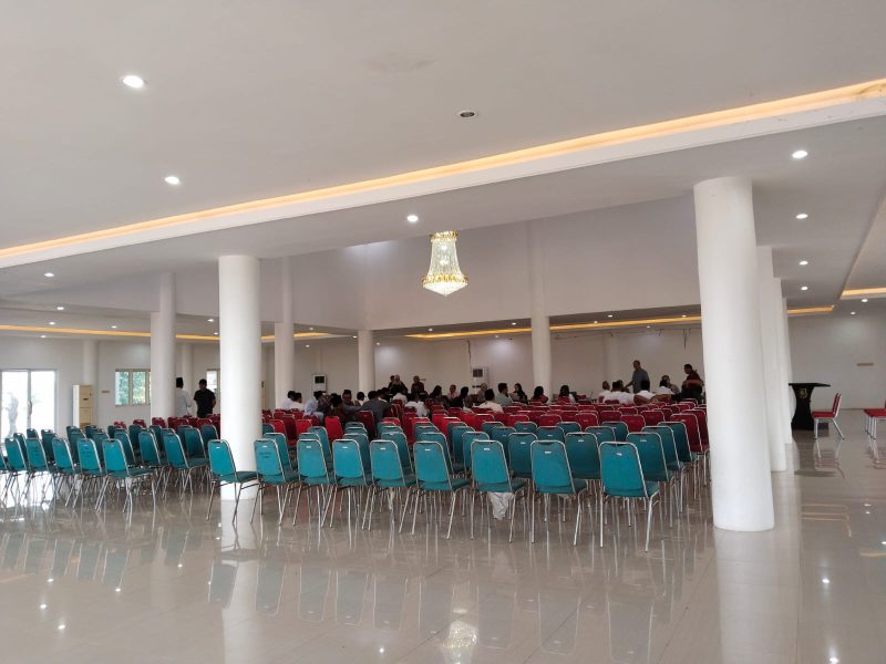Foto: Suasana pemeriksaan sejumlah kepala desa oleh tim Kejati Jatim terkait dugaan korupsi Program BSPS 2024 di Gedung Islamic Center Bindara Saod, Sumenep, Selasa (21/5/2025).
