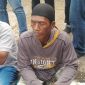 Foto: Asi (54), warga Kecamatan Dungkek, duduk di depan kantor Kejaksaan Negeri Sumenep usai menyampaikan orasi terkait dugaan penyimpangan program BSPS 2024, Kamis (22/5/2025).