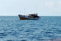 Foto: Sebuah kapal nelayan tradisional tampak beroperasi di perairan sekitar Pulau Gili Labak, Sumenep, Madura (27/5/2025). Kapal ini diduga menggunakan alat tangkap cantrang yang dilarang pemerintah.
