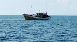Foto: Sebuah kapal nelayan tradisional tampak beroperasi di perairan sekitar Pulau Gili Labak, Sumenep, Madura (27/5/2025). Kapal ini diduga menggunakan alat tangkap cantrang yang dilarang pemerintah.
