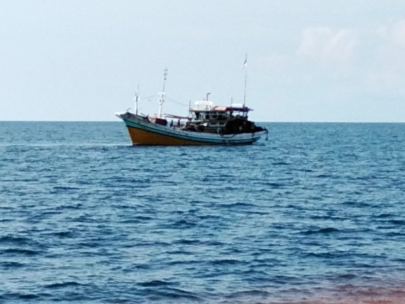 Foto: Sebuah kapal nelayan tradisional tampak beroperasi di perairan sekitar Pulau Gili Labak, Sumenep, Madura (27/5/2025). Kapal ini diduga menggunakan alat tangkap cantrang yang dilarang pemerintah.
