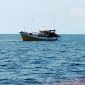 Foto: Sebuah kapal nelayan tradisional tampak beroperasi di perairan sekitar Pulau Gili Labak, Sumenep, Madura (27/5/2025). Kapal ini diduga menggunakan alat tangkap cantrang yang dilarang pemerintah.
